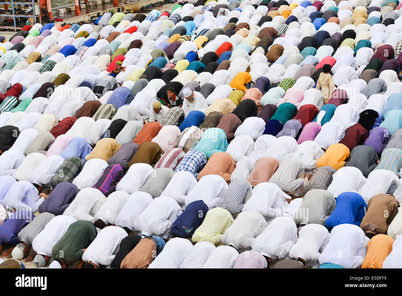 Ahmedabad, Inde. 29 juillet, 2014. Les musulmans célèbrent l'Aïd al-Fitr qui marque la fin du mois de Ramadan, l'Aïd al-Fitr est la fin de Ramazan et le premier jour du mois de Shawwal pour tous les musulmans, dans le Jama Masjid, Ahmedabad, Inde. Credit : Nisarg Lakhmani/Alamy Live News Banque D'Images