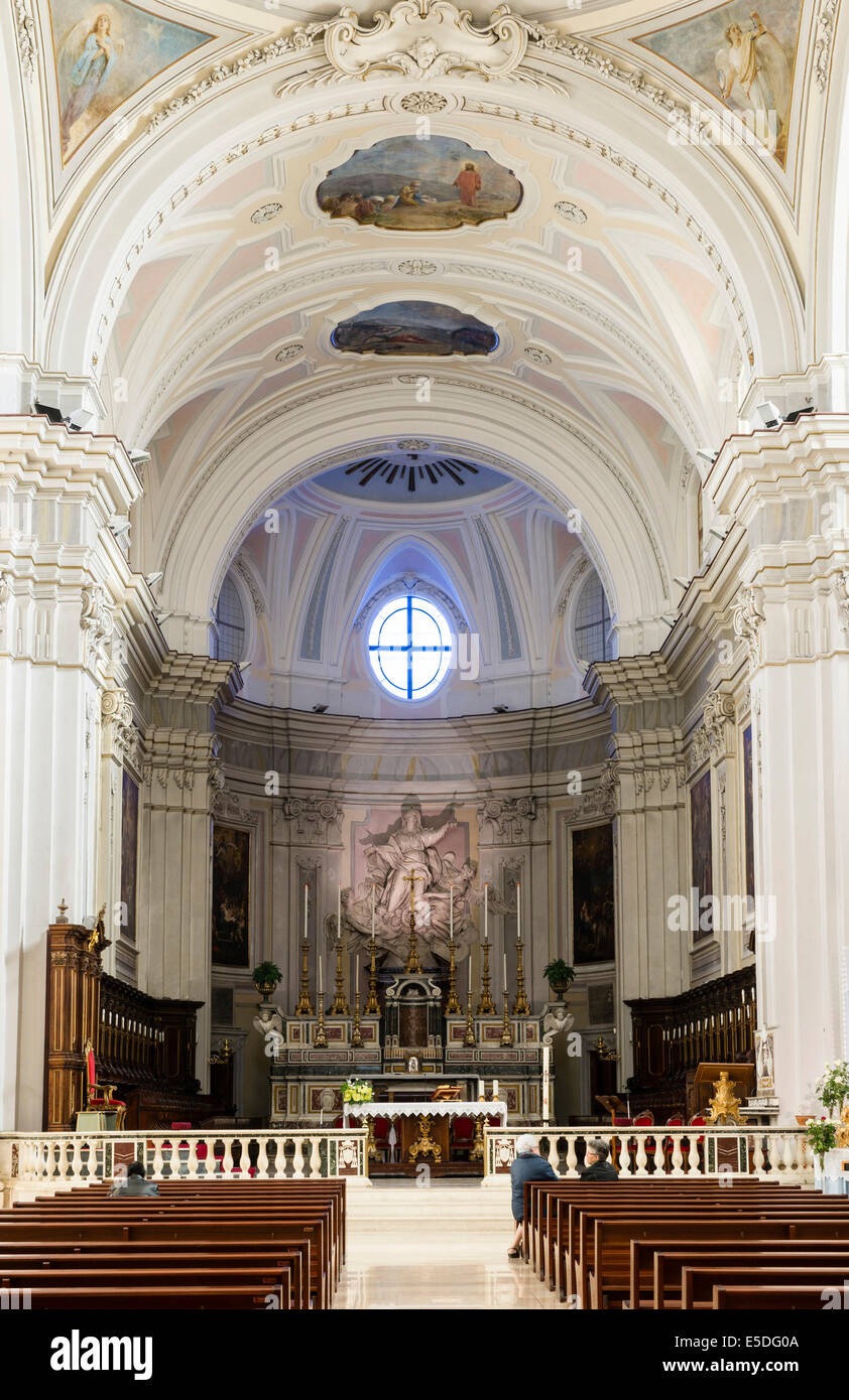 Nef, choeur et abside de la cathédrale baroque Molfetta ou Cattedrale di Santa Maria Assunta, achevée en 1744, Molfetta, Bari Banque D'Images