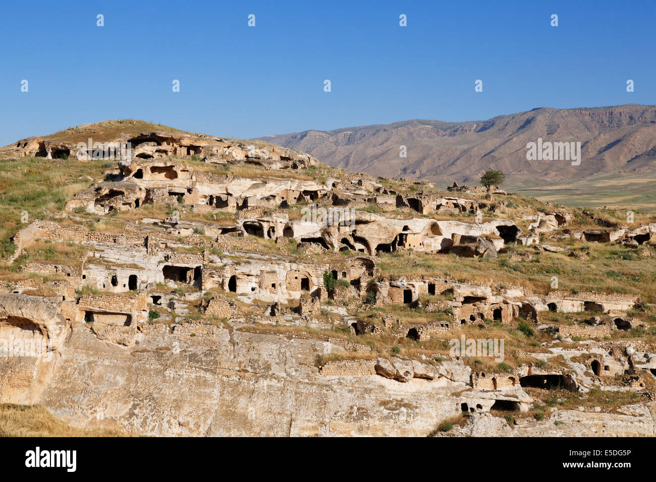 Ruines sur la colline de la forteresse de Kale, Hasankeyf, Batman Province, Région de l'Anatolie du sud-est, l'Anatolie, Turquie Banque D'Images