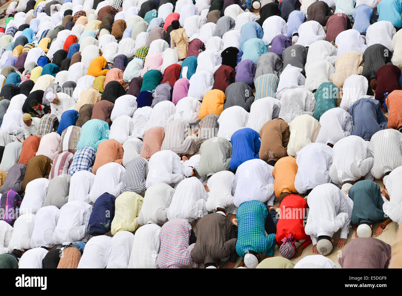 Ahmedabad, Inde. 29 juillet, 2014. Les musulmans célèbrent l'Aïd al-Fitr qui marque la fin du mois de Ramadan, l'Aïd al-Fitr est la fin de Ramazan et le premier jour du mois de Shawwal pour tous les musulmans, dans le Jama Masjid, Ahmedabad, Inde. Credit : Nisarg Lakhmani/Alamy Live News Banque D'Images