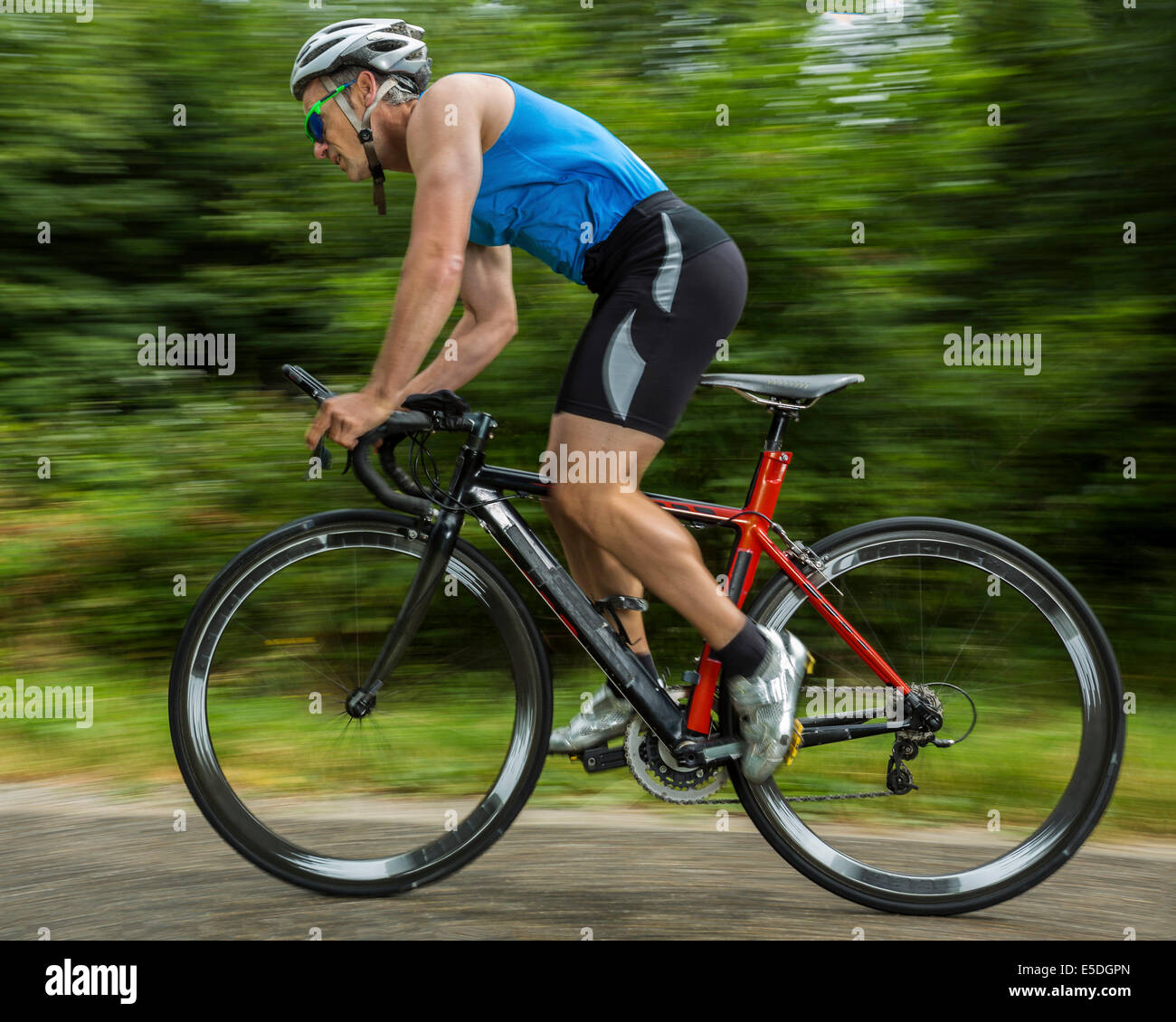 Triathlète, 45 ans, cyclisme, Kaisersträßle road, Bade-Wurtemberg, Allemagne Banque D'Images