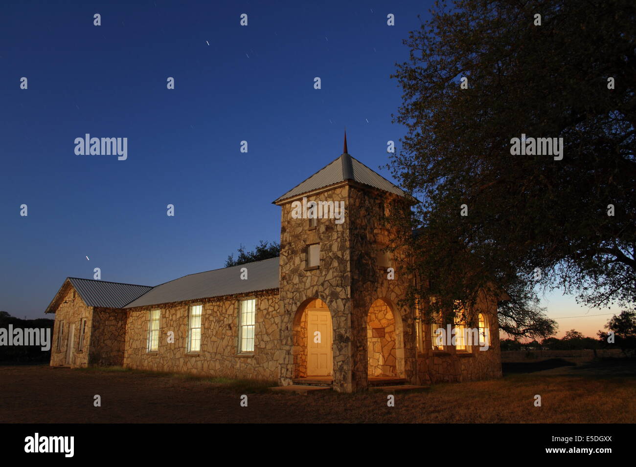 Une peinture de l'église de Roosevelt entre chênes, près de Junction, Texas. Banque D'Images