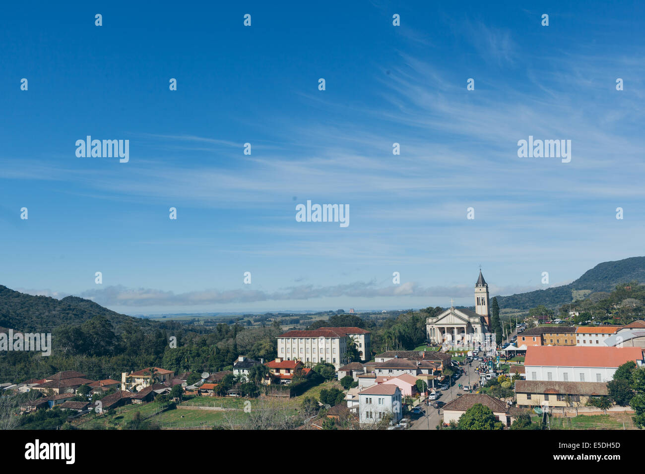 Vue sur Vale Vêneto, petit quartier de São João do Polésine, Rio Grande do Sul, avec l'église catholique en arrière-plan, Banque D'Images
