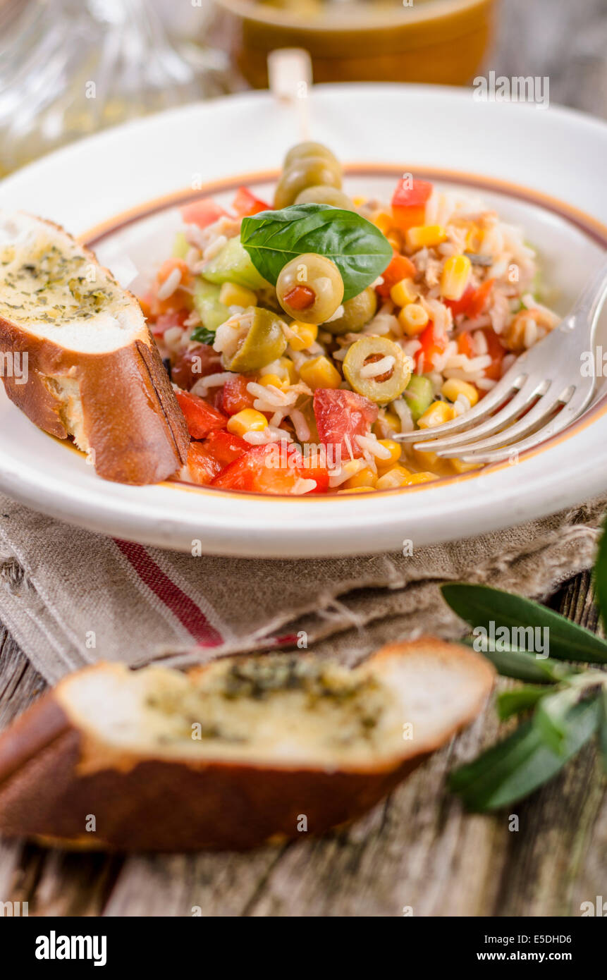 Salade de riz au thon avec baguette tye Banque D'Images