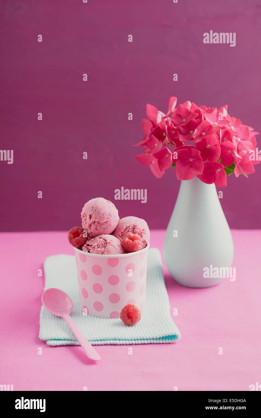 Glace framboise avec les graines de pavot et de fleurs Banque D'Images