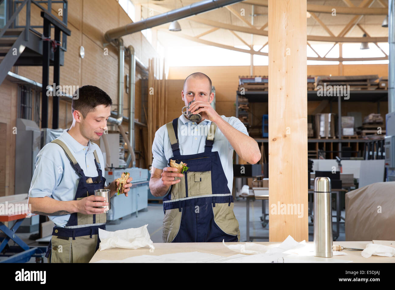 Atelier artisan en ayant le petit déjeuner pause Banque D'Images