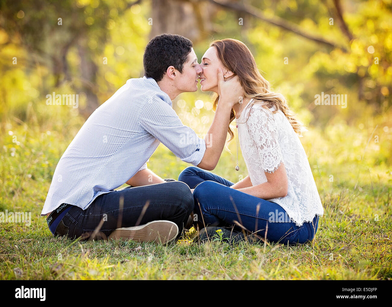 Un jeune couple sur le point de baiser Banque D'Images