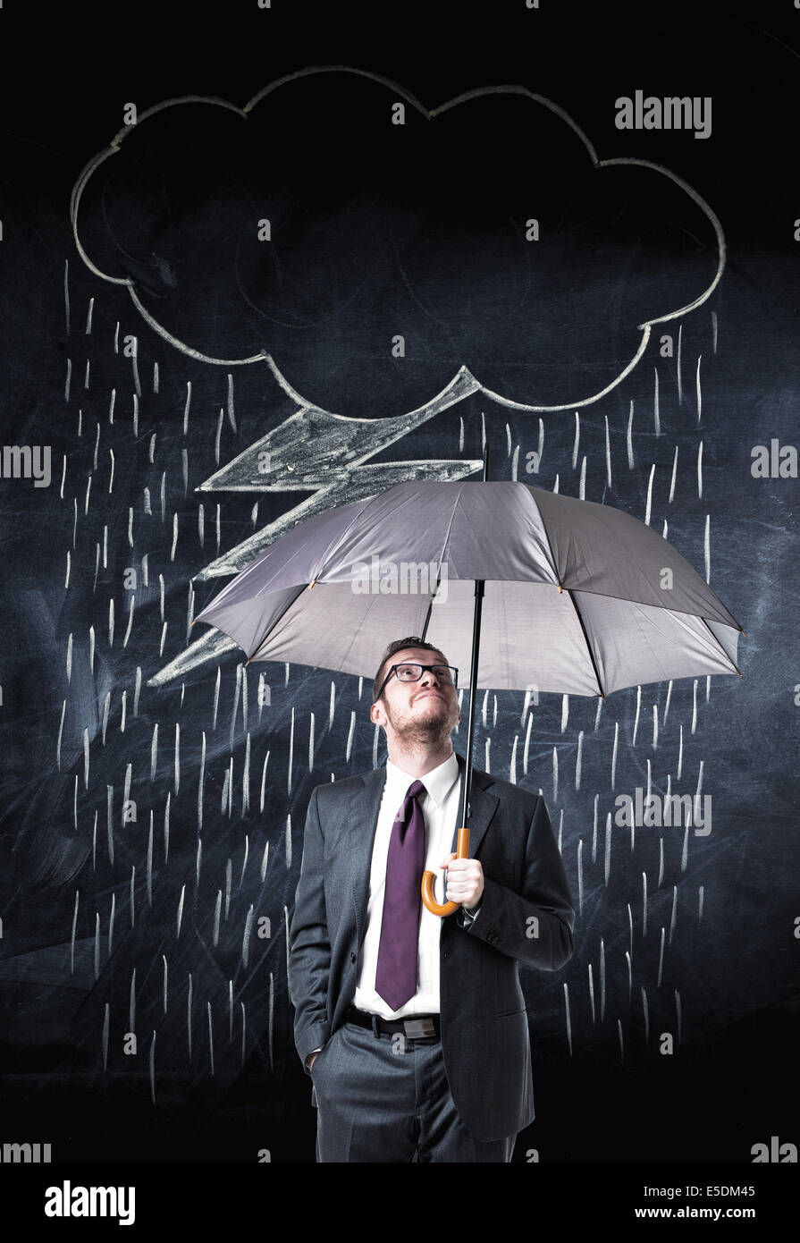 Businessman et le mauvais temps nuage sur tableau noir Banque D'Images