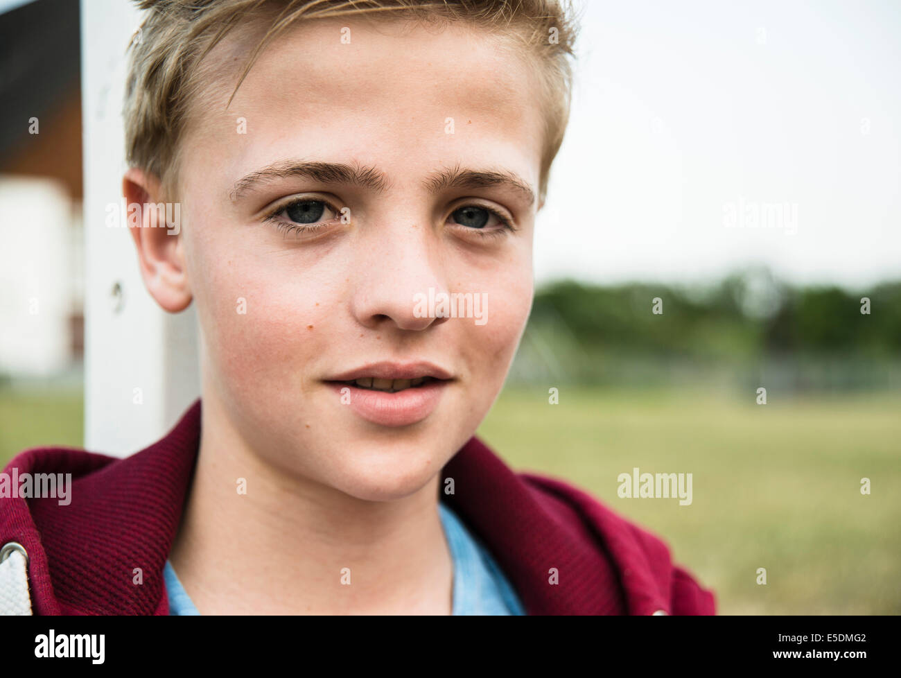 Allemagne, Mannheim, Teenage boy leaning on poteau de but Banque D'Images