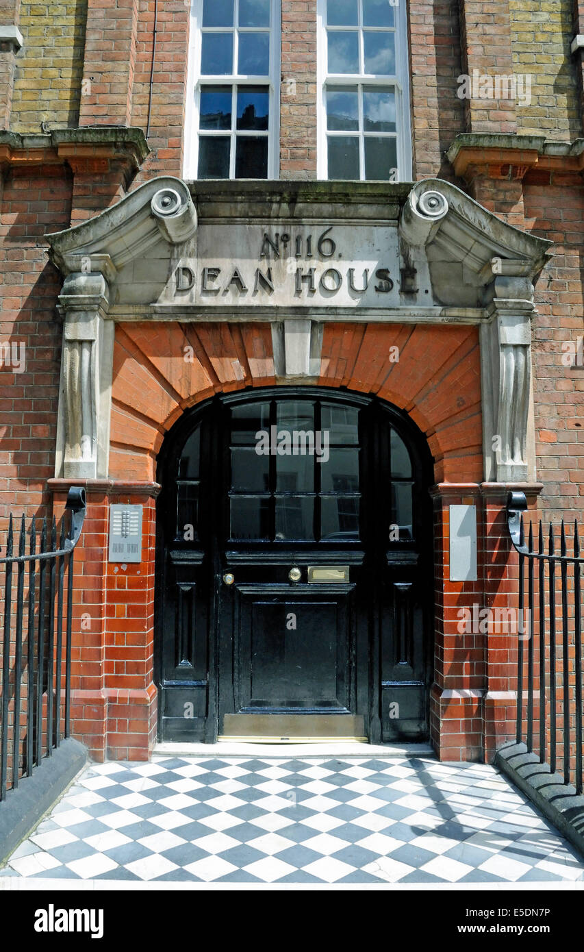 Entrée de Dean House un bloc d'appartements dans Grande Rue Titchfield Westminster, Londres W1 Angleterre Grande-bretagne Uk Banque D'Images