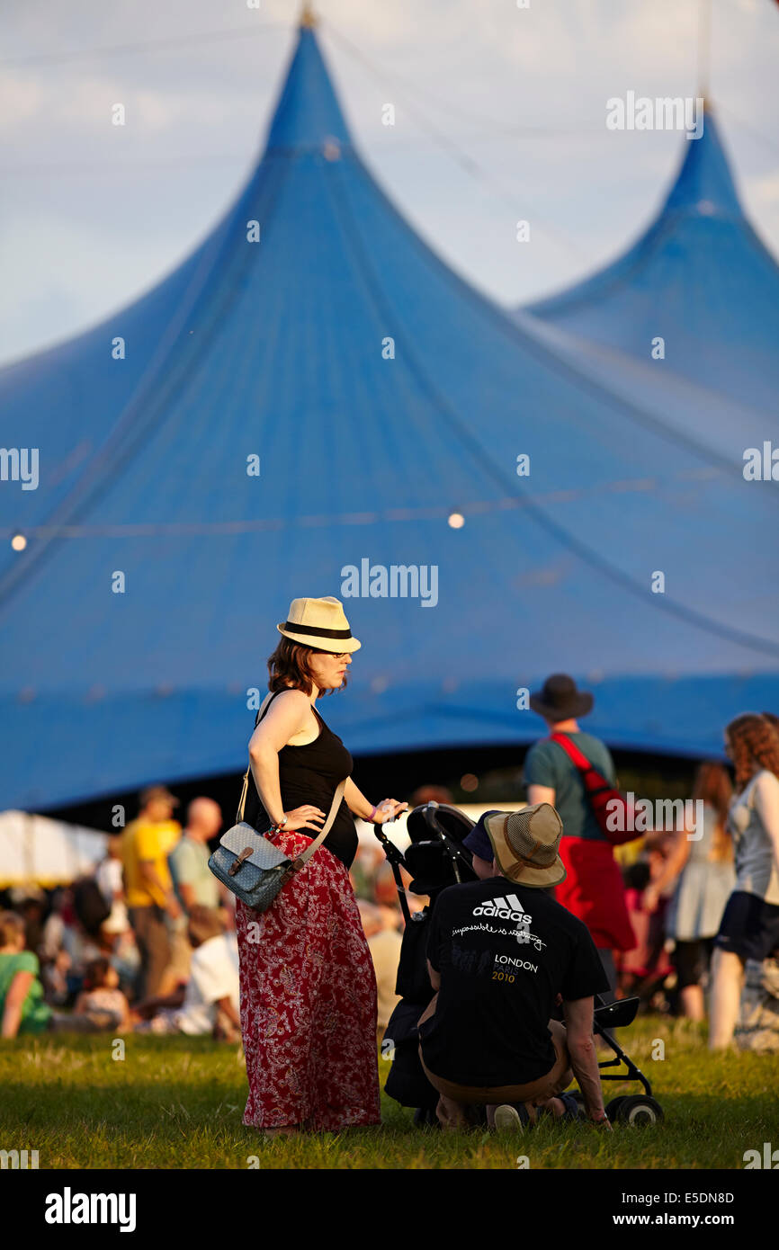 La mère et l'enfant au festival de musique Womad Charlton Park, Wiltshire, juillet 2014. Banque D'Images