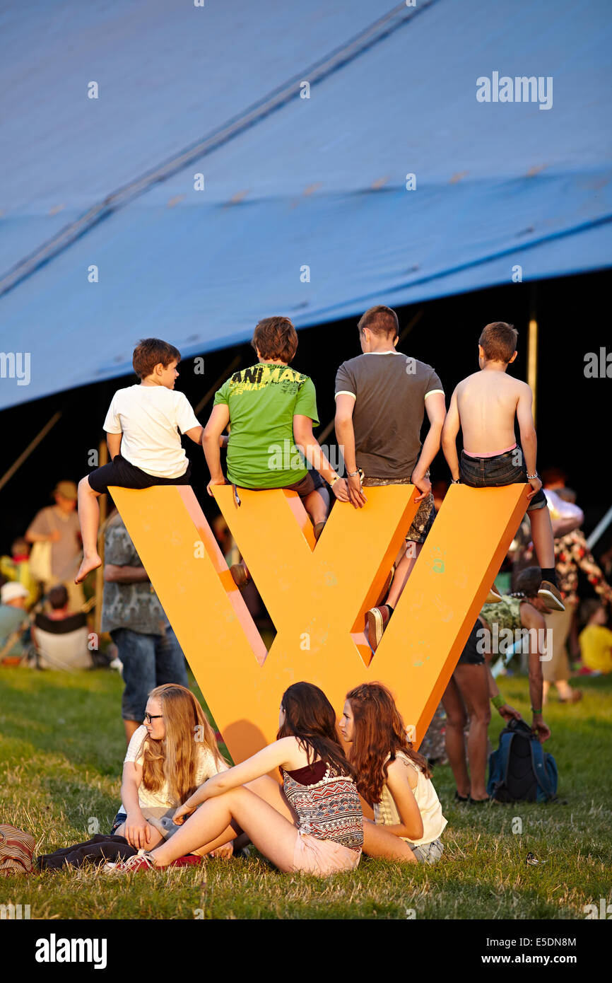 Les enfants sur les lettres de Charlton Park music festival Womad, Wiltshire, Banque D'Images