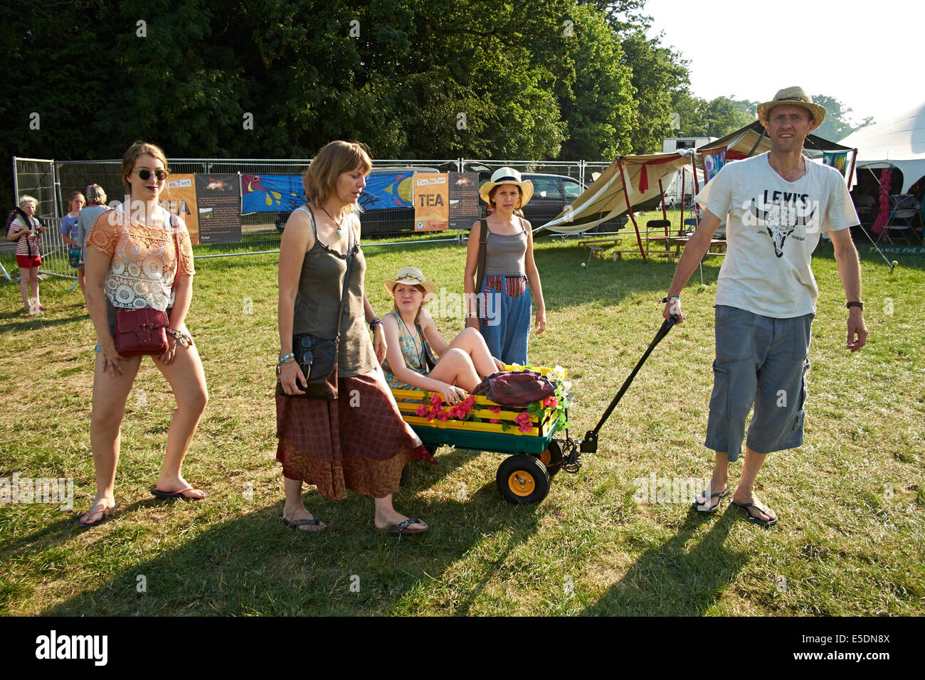Famille avec chariot à Charlton Park music festival Womad, Wiltshire, juillet 2014. Banque D'Images