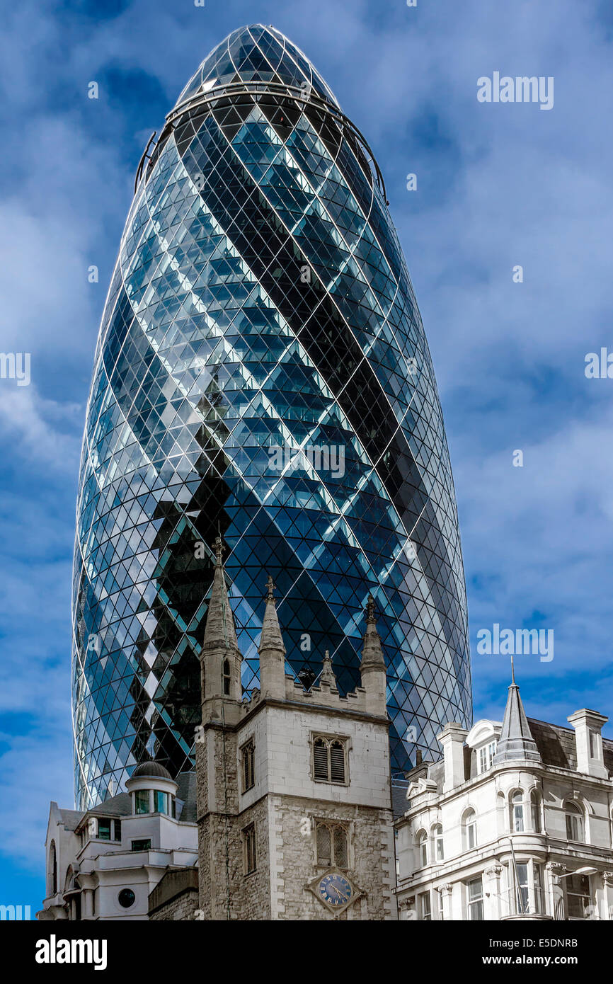 L'Angleterre, Londres, ville de London, en vue de la tour Swiss Re et St Andrew Undershaft en premier plan Banque D'Images