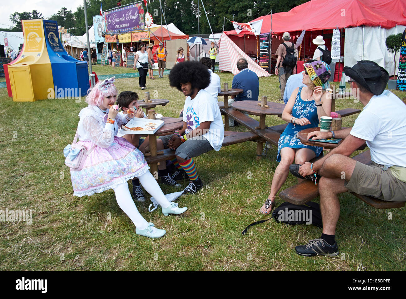Boy poupée à grands cheveux afro music festival Womad Charlton Park, Wiltshire, juillet 2014. Banque D'Images