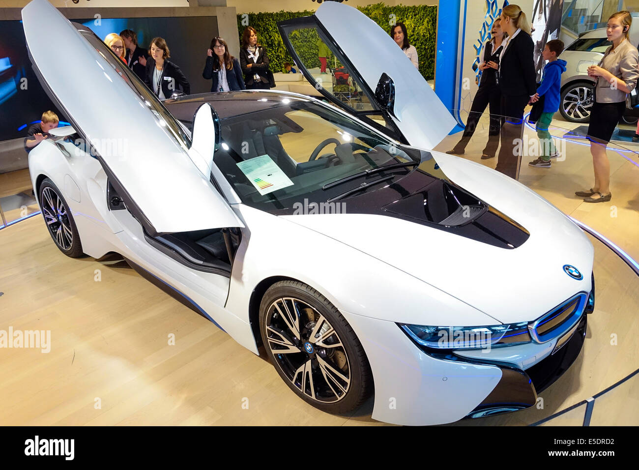 Voiture de sport de luxe moderne avec plug-in système hybride, la BMW i8 Banque D'Images