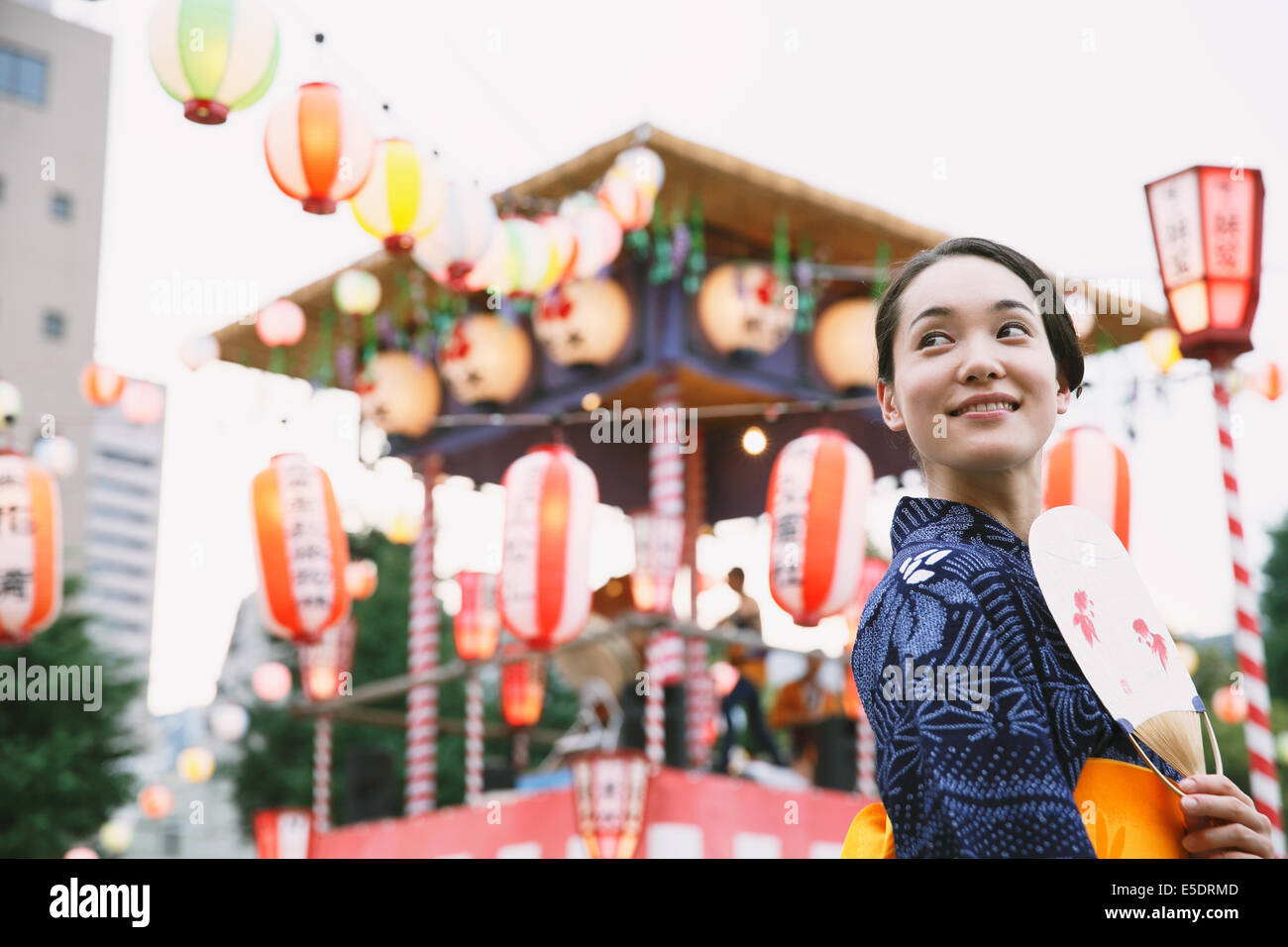 Jeune japonaise dans un kimono traditionnel à un festival d'été Banque D'Images