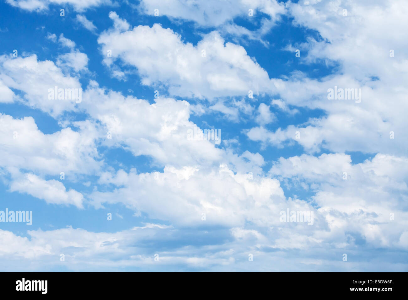 Bright blue cloudy sky background texture photo Banque D'Images