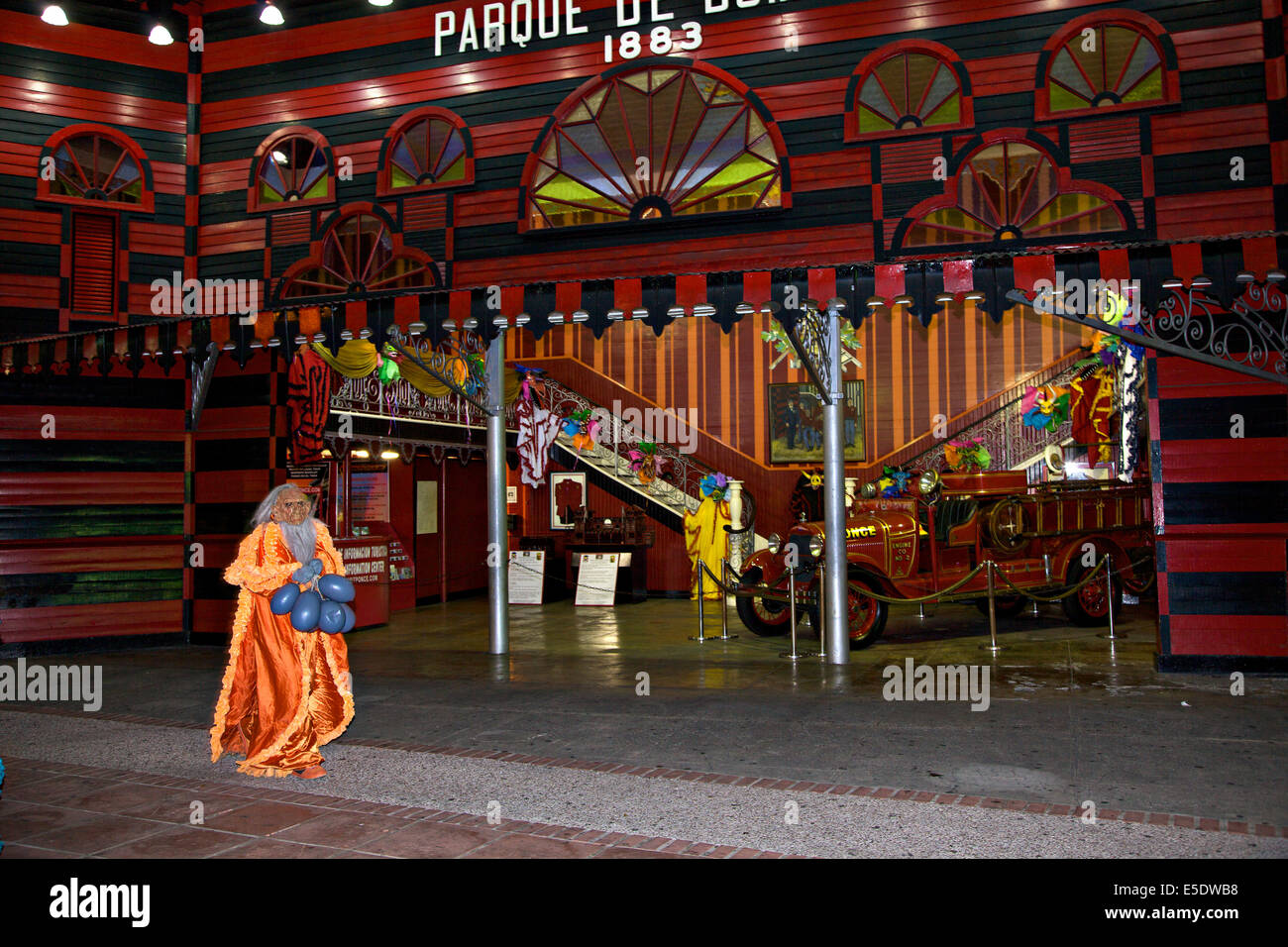 Un vejigantes en costume historique marche dernières du Parque de Bombas un ancien fire house et maintenant un musée Le 19 février 2009 à Ponce, Banque D'Images