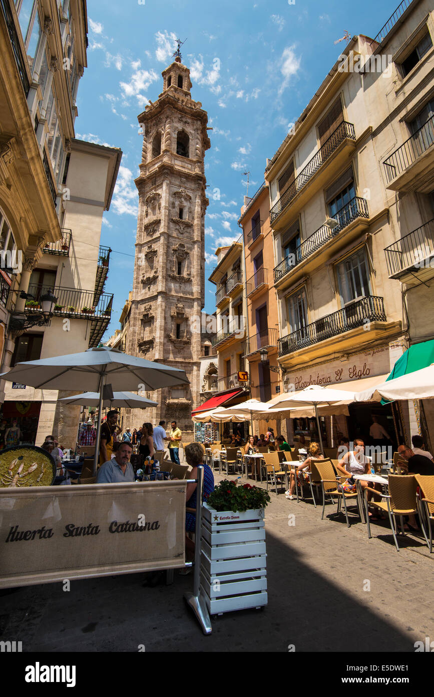 Café en plein air dans la vieille ville avec Santa Catalina beffroi derrière, Valence, Communauté Valencienne, Espagne Banque D'Images