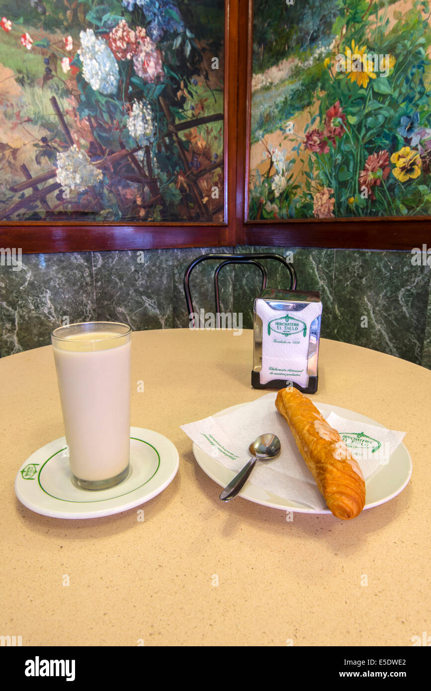 Verre d'horchata servi avec farton sweet au Horchateria El Siglo, Valence, Communauté Valencienne, Espagne Banque D'Images