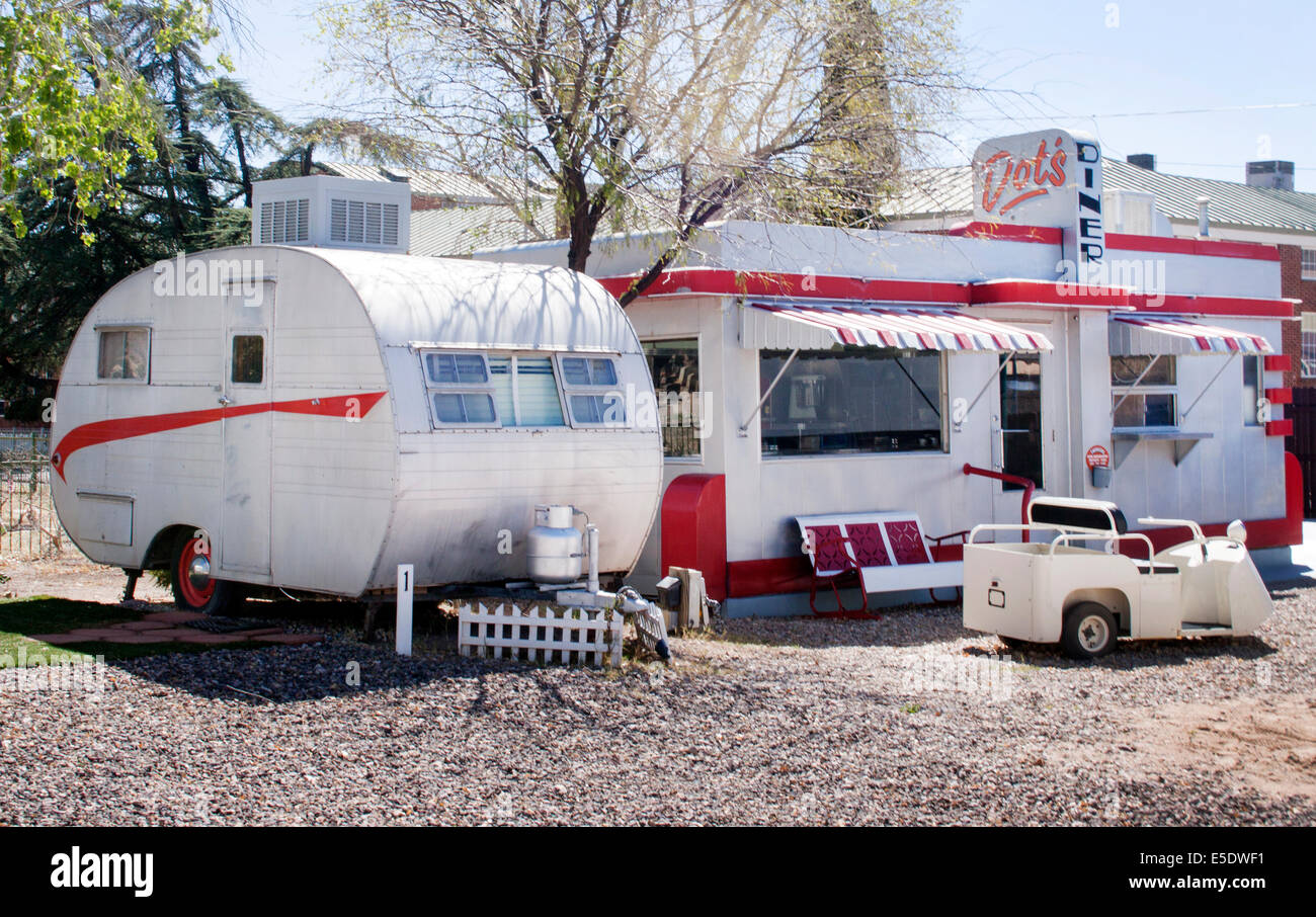 Le Shady Dell à Bisbee, Arizona, est un parc de mobil-homes rétro avec des remorques vintage restaurées offrant un séjour nostalgique dans le style de la route 66. Banque D'Images