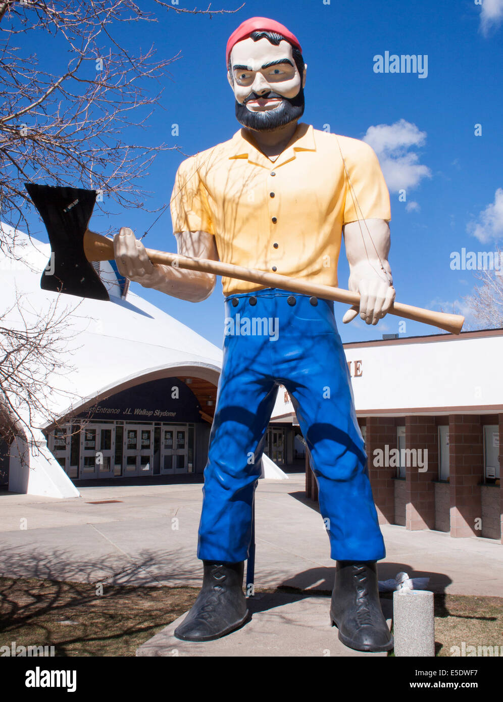 La statue de Paul Bunyan Muffler Man se dresse à l'université du nord de l'Arizona à Flagstaff, une pièce classique de l'Americana en bord de route. Banque D'Images