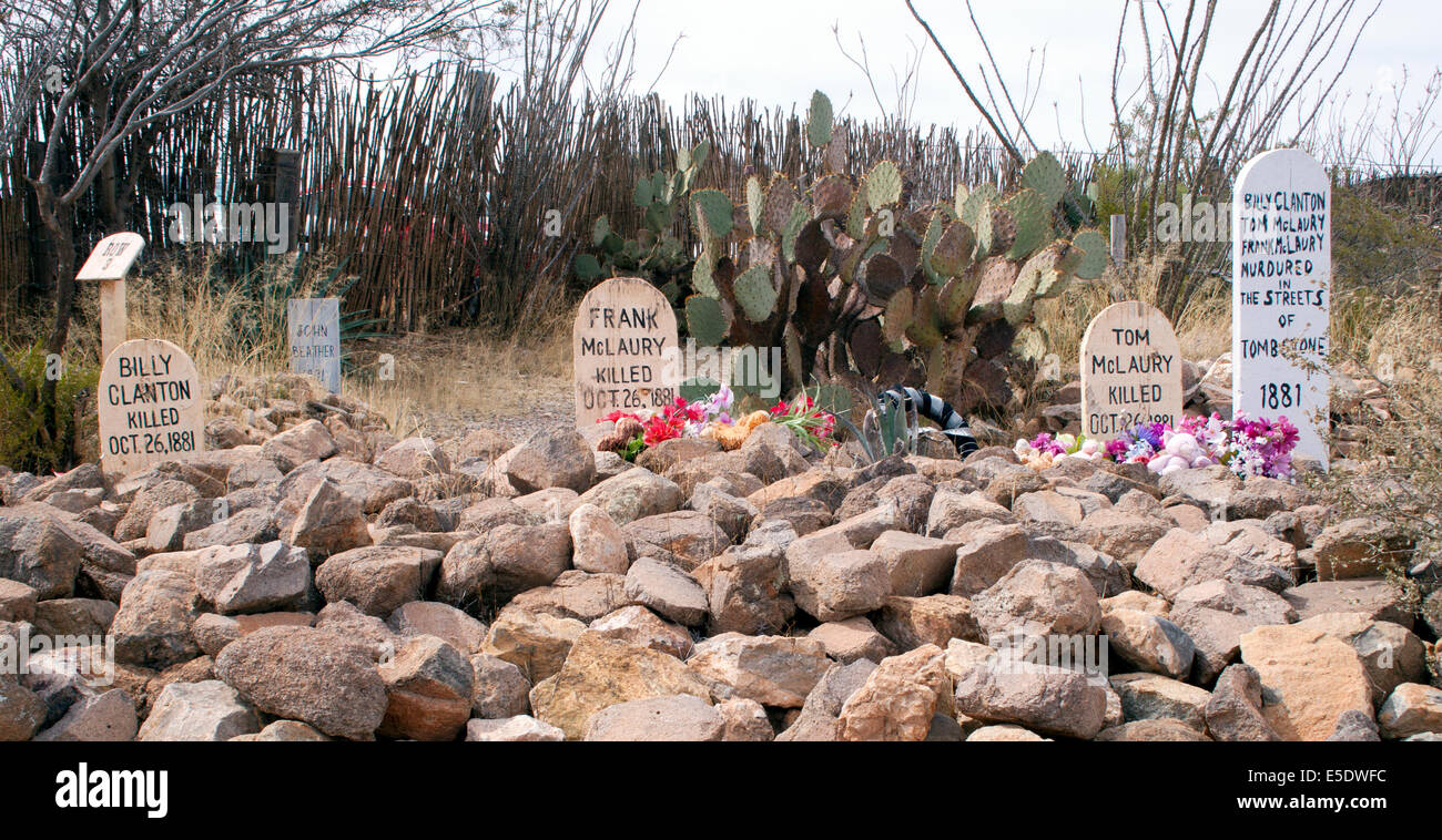 Des pierres tombales étranges au cimetière de Boot Hill à Tombstone, Arizona murmurent des histoires sur les hors-la-loi tristement célèbres du Far West et la justice frontalière. Banque D'Images