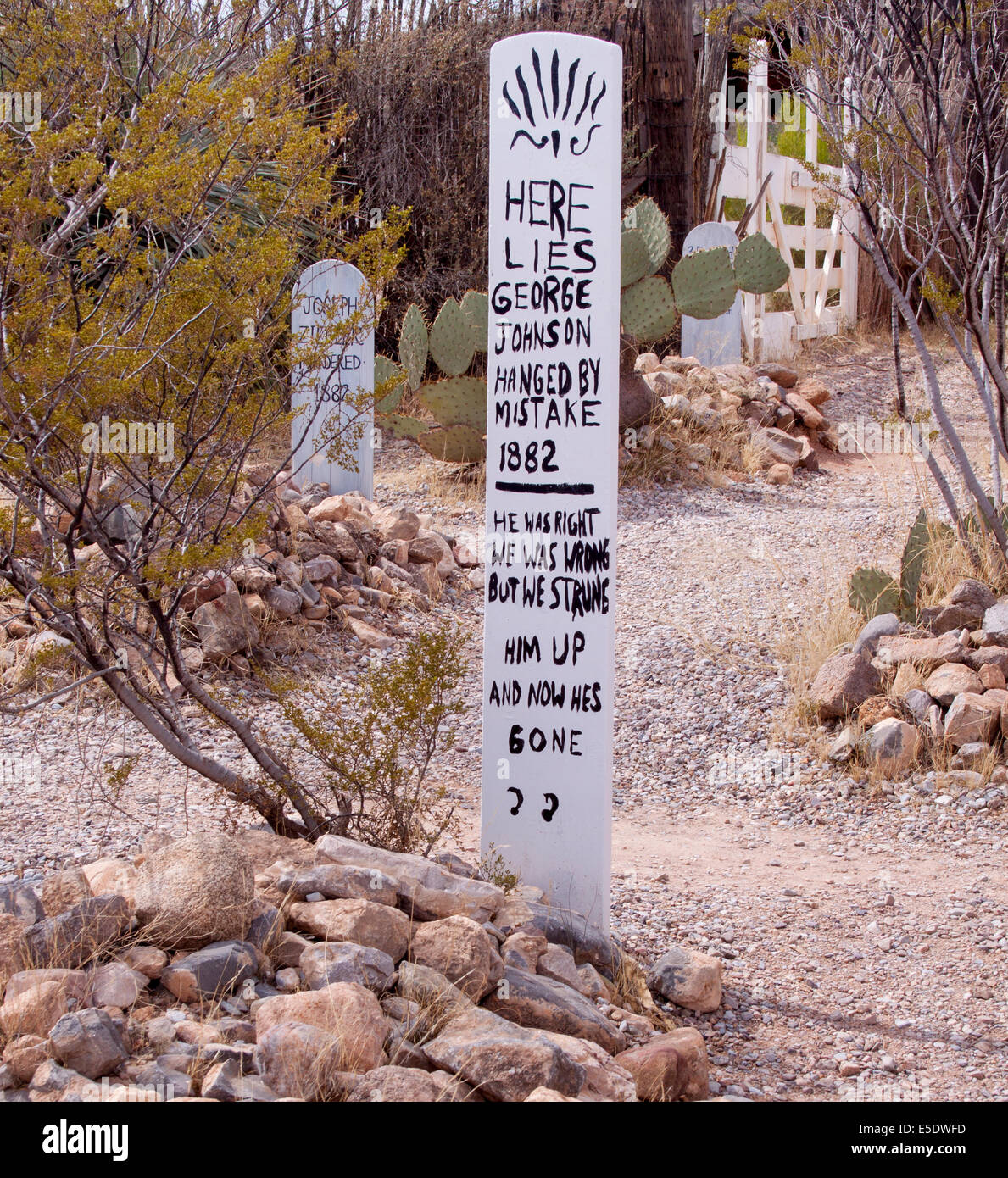 Des pierres tombales étranges au cimetière de Boot Hill à Tombstone, Arizona murmurent des histoires sur les hors-la-loi tristement célèbres du Far West et la justice frontalière. Banque D'Images