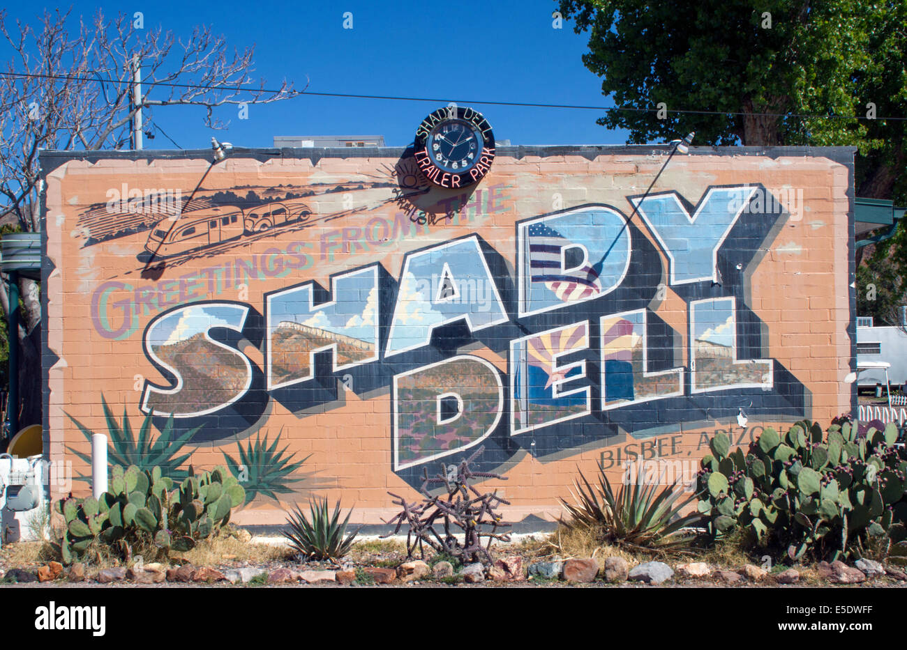 Le Shady Dell à Bisbee, Arizona, est un parc de mobil-homes rétro avec des remorques vintage restaurées offrant un séjour nostalgique dans le style de la route 66. Banque D'Images