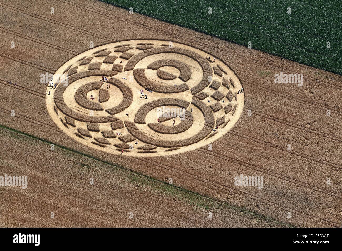 Raisting, Allemagne. 28 juillet, 2014. Les visiteurs à pied via un crop circle dans un champ de blé près de Raisting, Allemagne, 28 juillet 2014. Un aéronaute avait découvert l'agroglyphe il y a environ une semaine. Photo : Karl-Josef Opim/dpa/Alamy Live News Banque D'Images
