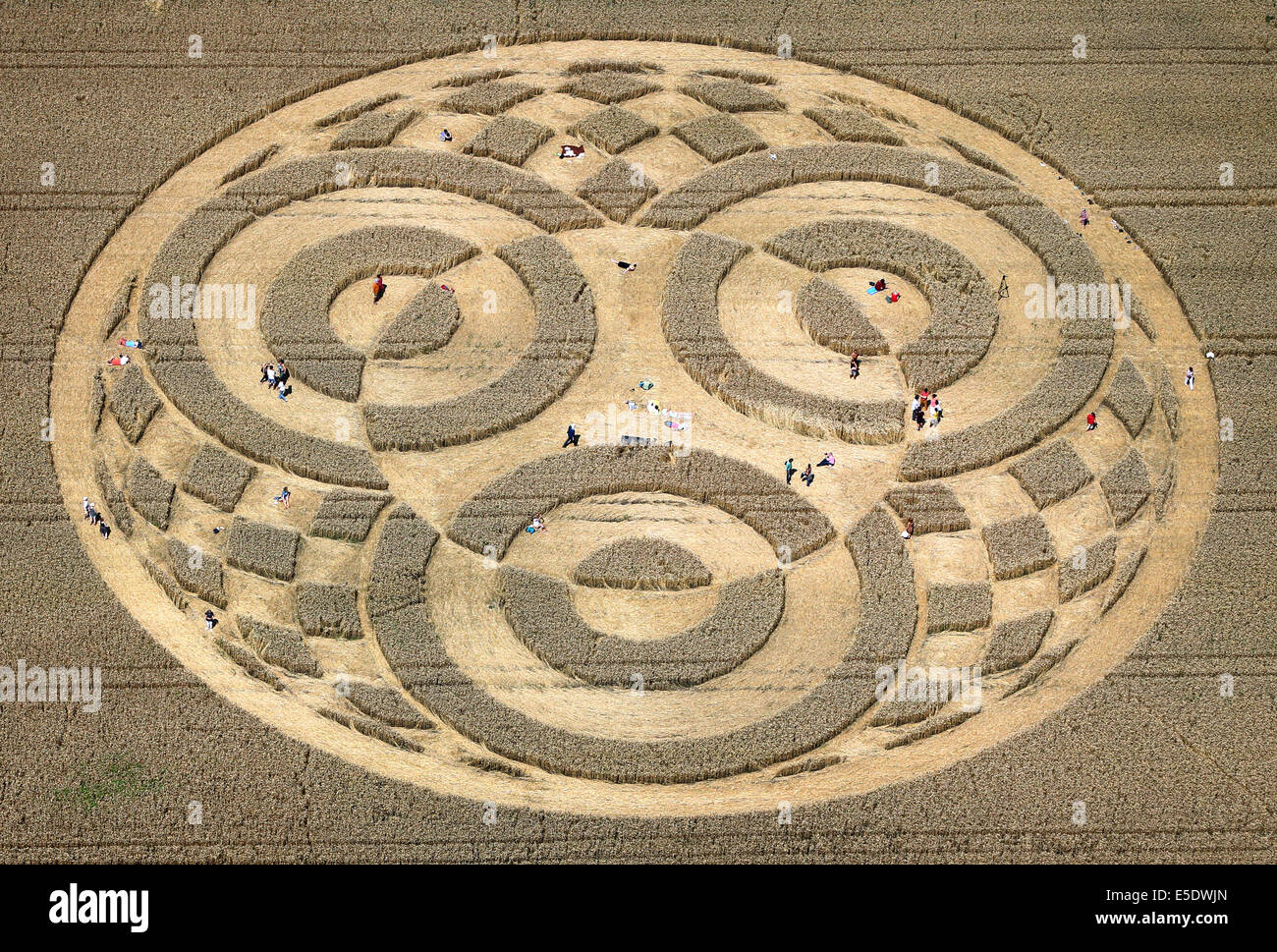 Raisting, Allemagne. 28 juillet, 2014. Les visiteurs à pied via un crop circle dans un champ de blé près de Raisting, Allemagne, 28 juillet 2014. Un aéronaute avait découvert l'agroglyphe il y a environ une semaine. Photo : Karl-Josef Opim/dpa/Alamy Live News Banque D'Images