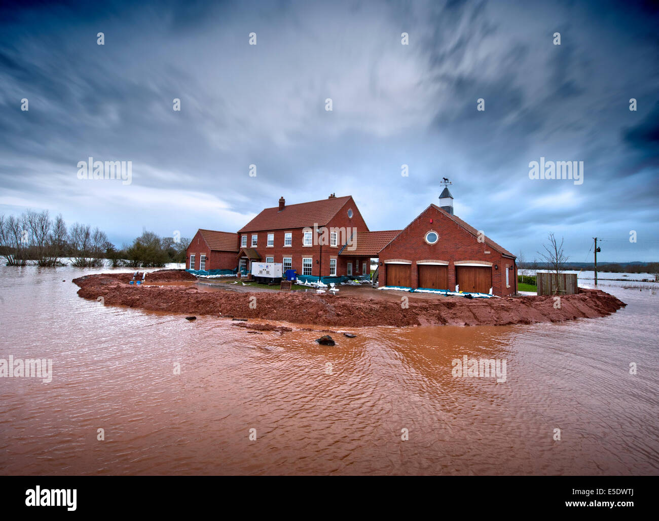 - La ferme, les teinturiers accueil accueil de Sam Notaro dont il a défendu avec succès à partir de l'eau de l'inondation dans le village des Landes sur le Somers Banque D'Images