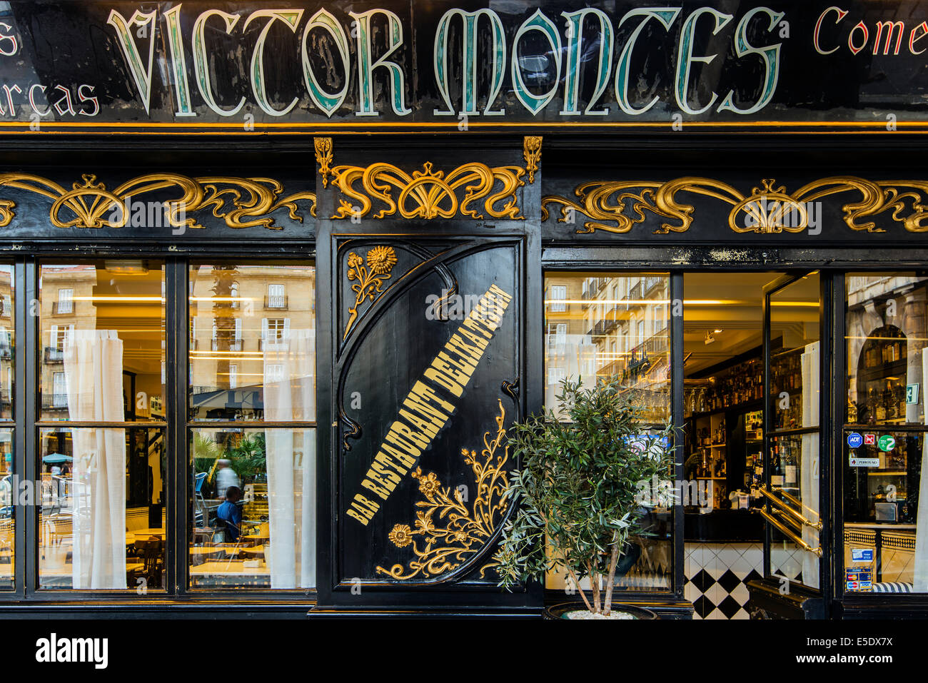 Le restaurant historique Victor Montes sur la Plaza Nueva, Bilbao, Pays Basque, Espagne Banque D'Images