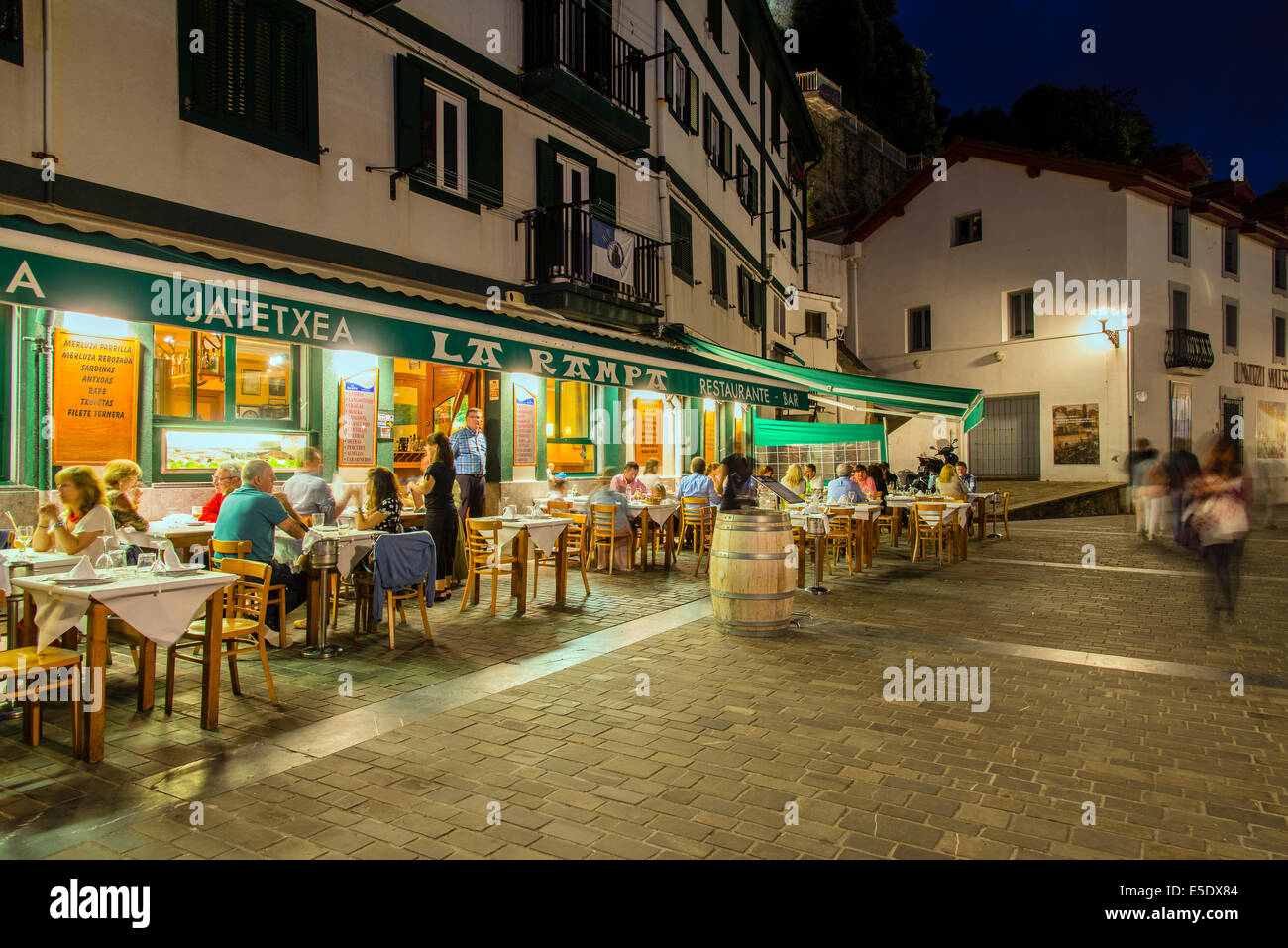 Restaurant en plein air au bord de l'eau, Donostia San Sebastian, Gipuzkoa, Pays Basque, Espagne Banque D'Images