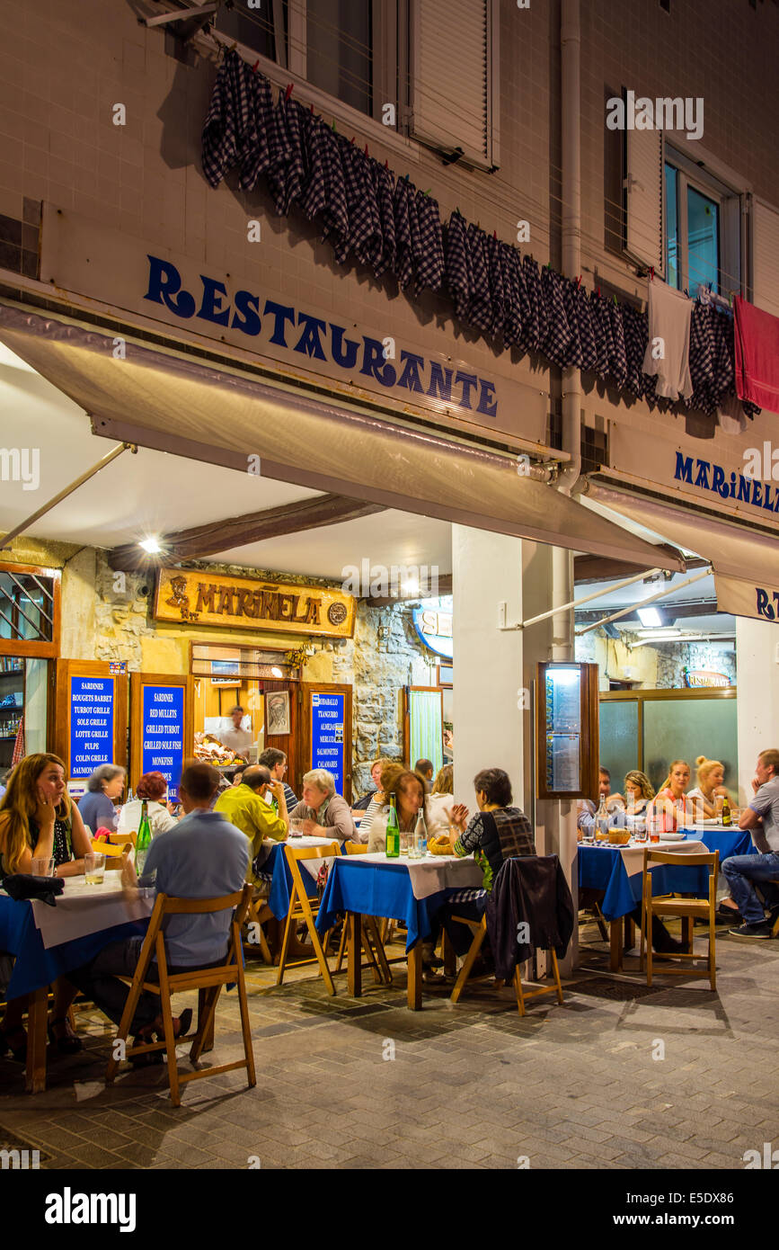 Restaurant en plein air au bord de l'eau, Donostia San Sebastian, Gipuzkoa, Pays Basque, Espagne Banque D'Images
