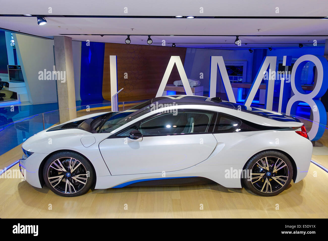 Voiture de sport de luxe moderne avec plug-in système hybride, la BMW i8 Banque D'Images