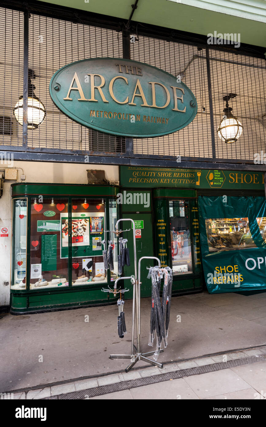 L'inscription se lit l'Arcade Metropolitan Railway reflétant une galerie marchande a été une fois l'entrée de la gare de Liverpool Street Banque D'Images