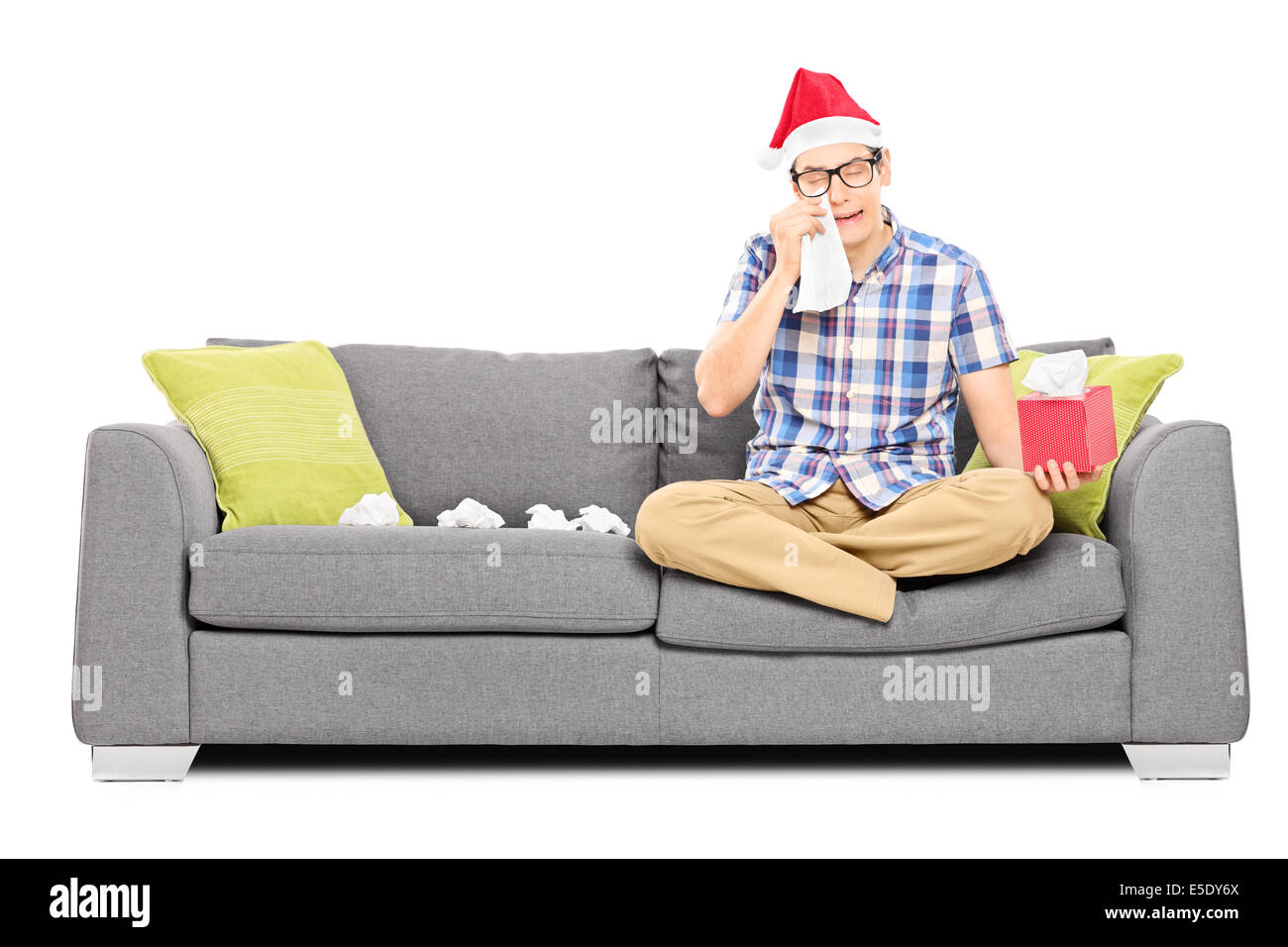 Sad man with Santa hat essuyant ses yeux de pleurer Banque D'Images