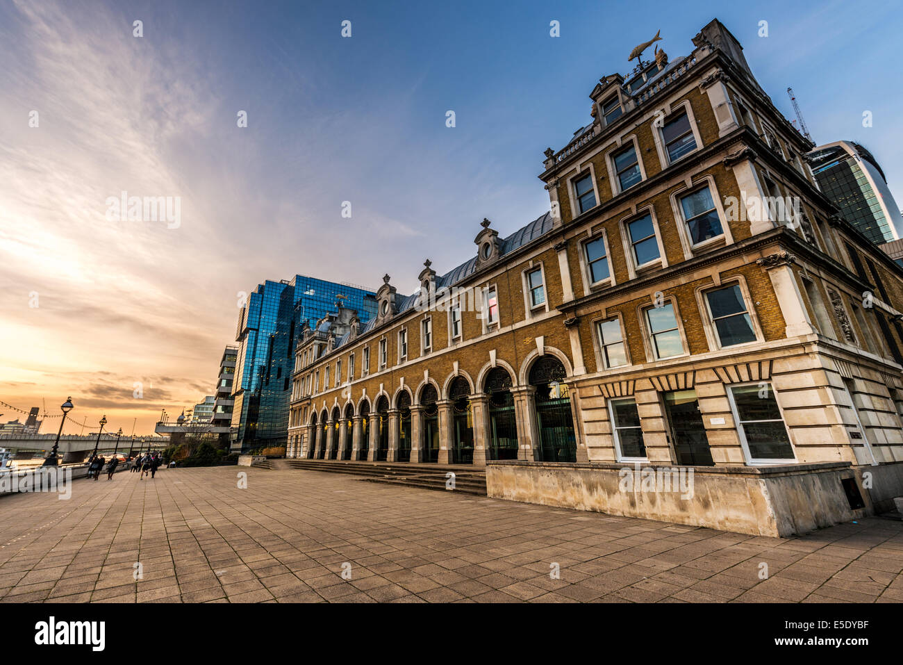 Old Billingsgate Market au coucher du soleil. Autrefois le plus grand marché aux poissons, c'est maintenant un lieu d'hospitalité et d'événements Banque D'Images