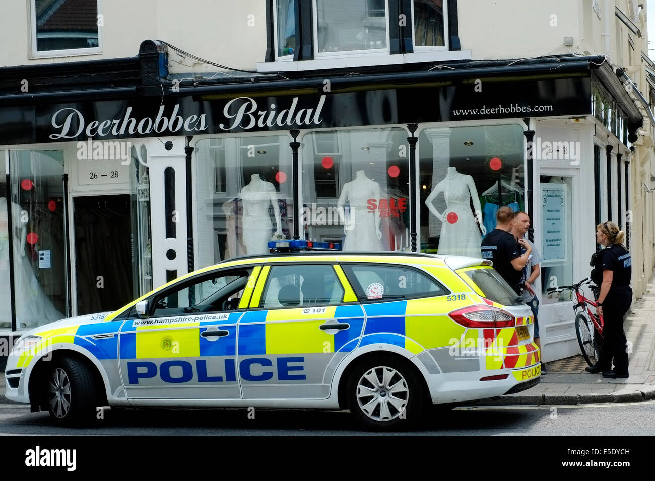 La police arrête un suspect dans les rues de Southsea england uk Banque D'Images