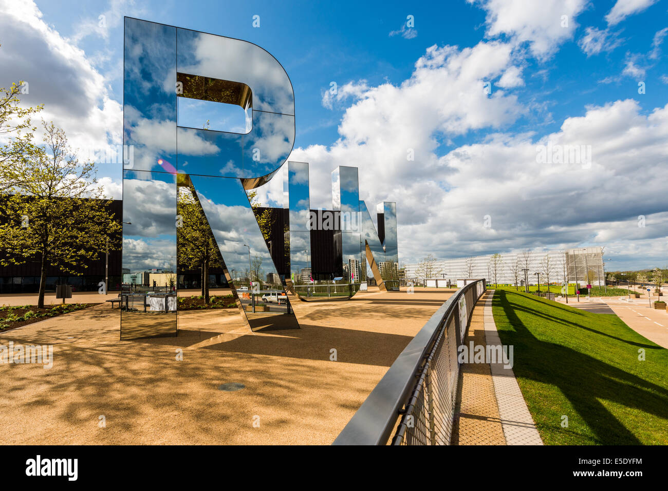 Le mot RUN dans de grandes lettres en miroir à l'extérieur de la boîte de  cuivre dans l'arène de la reine Elizabeth dans le Parc olympique de  Stratford, l'Est de Londres Photo