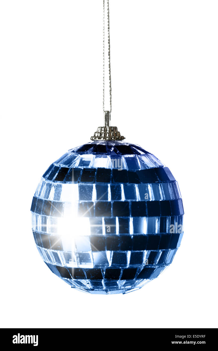 Rayé bleu boule de noël isolé sur fond blanc Banque D'Images