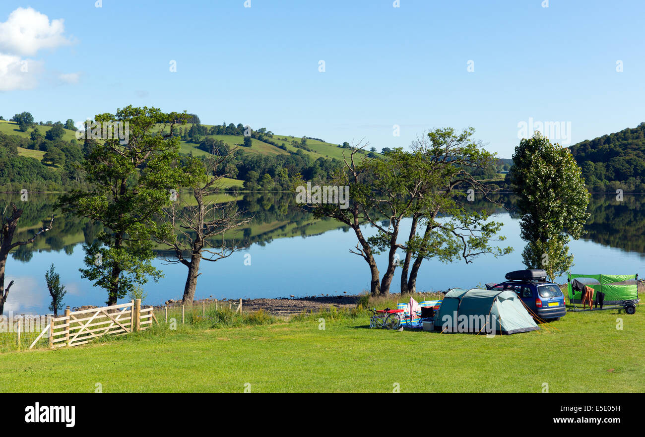 Camping tentes de camping à Ullswater Lake District Cumbria England UK avec montagnes et ciel bleu sur le magnifique été ensoleillé calme Banque D'Images