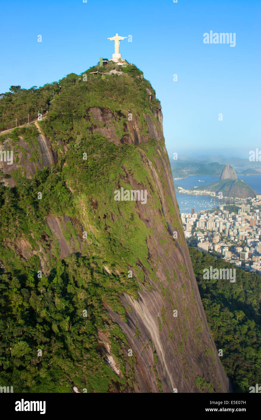 Vue de la statue du Christ sur la montagne du Corcovado annonce le pain de sucre à partir de la forêt de Tijuca, Rio de Janeiro, Brésil Banque D'Images