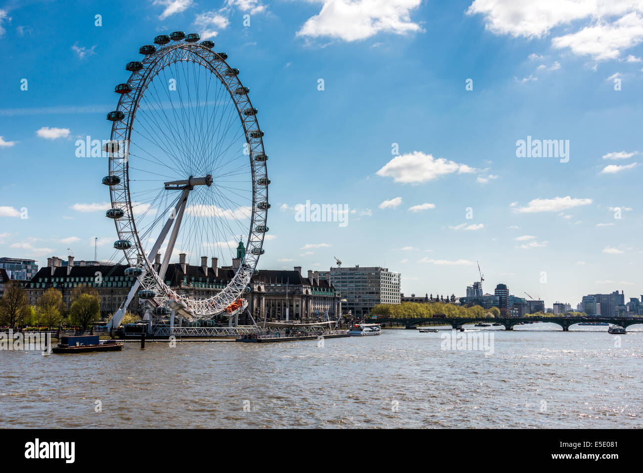 Le London Eye est une grande roue sur la rive sud de la Tamise à Londres et une attraction touristique historique. Banque D'Images