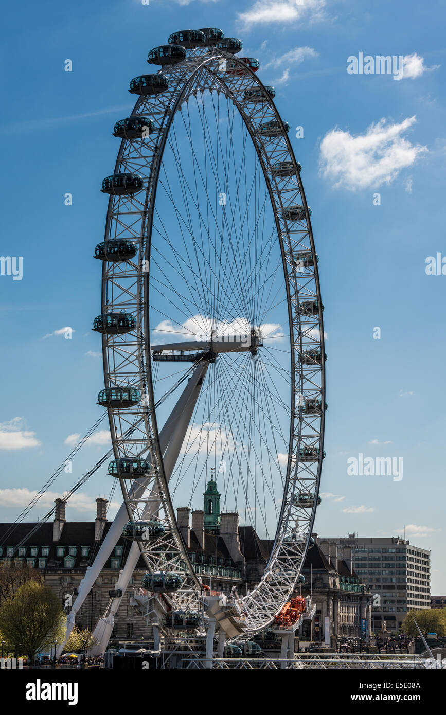 Le London Eye est une grande roue sur la rive sud de la Tamise à Londres et une attraction touristique historique. Banque D'Images