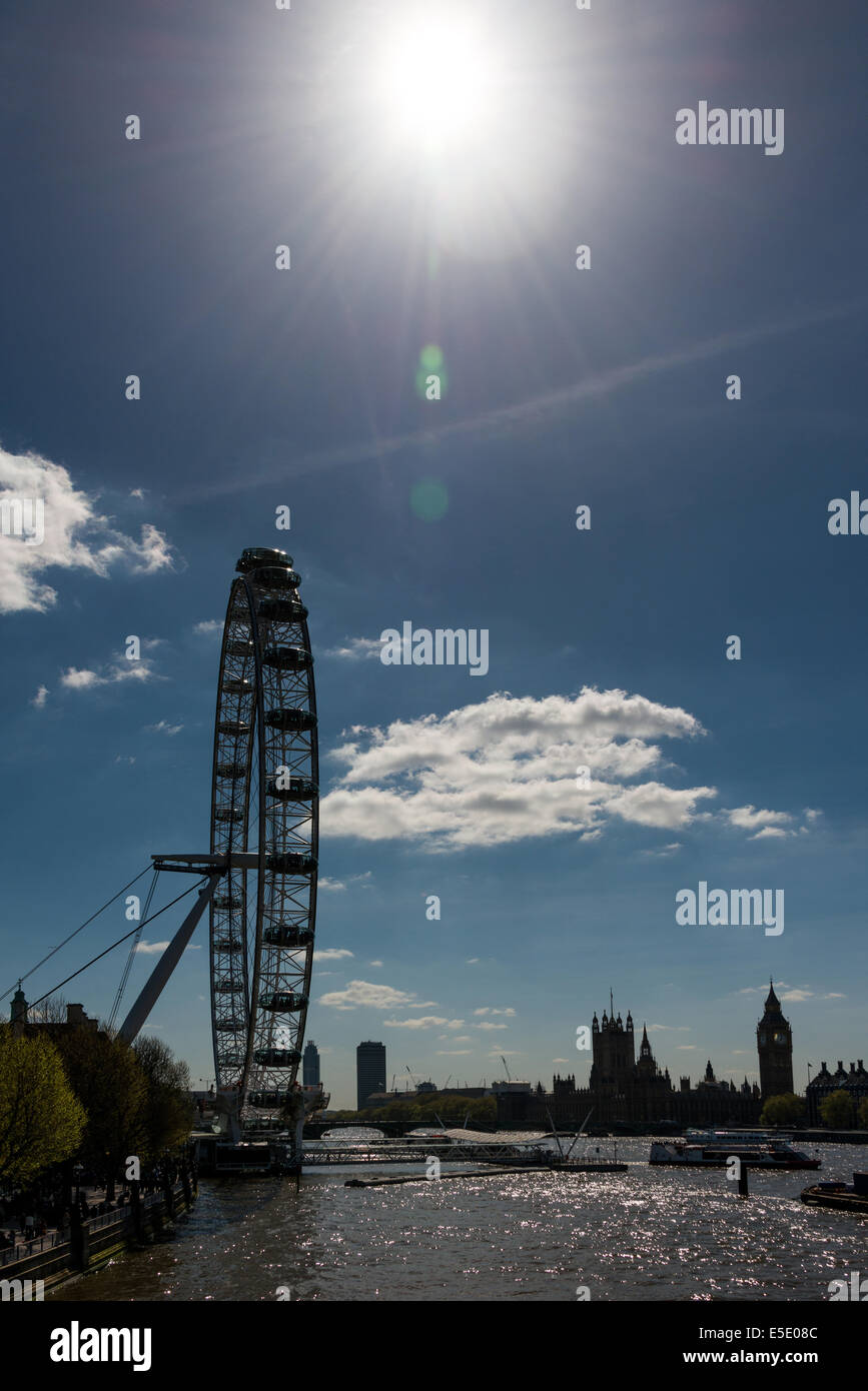 Le soleil qui brille sur le London Eye, une grande roue sur la rive sud de la Tamise à Londres Banque D'Images