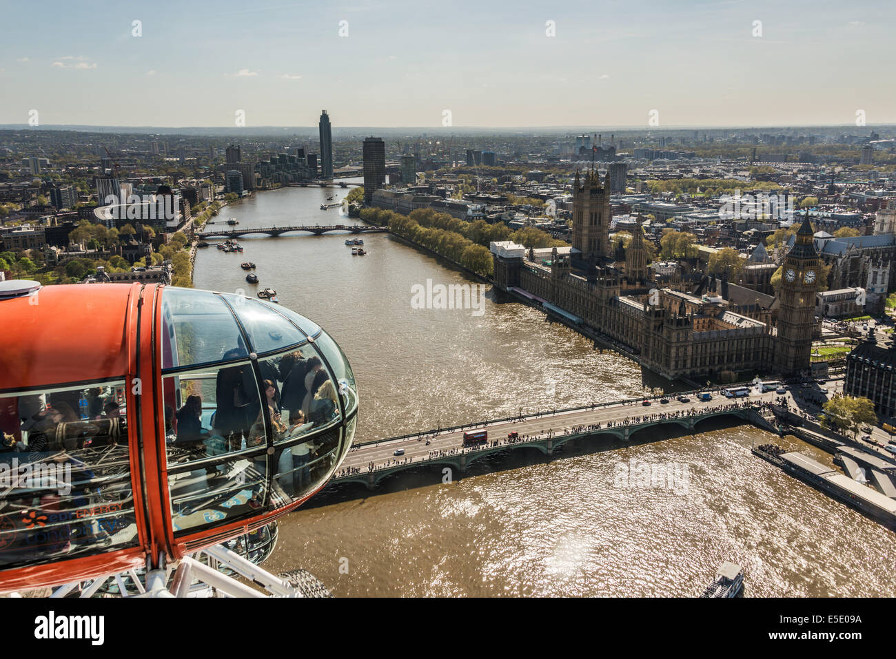 Une cosse en haut de l'Oeil de Londres présente une vue panoramique spectaculaire sur Londres y compris la Tamise Banque D'Images