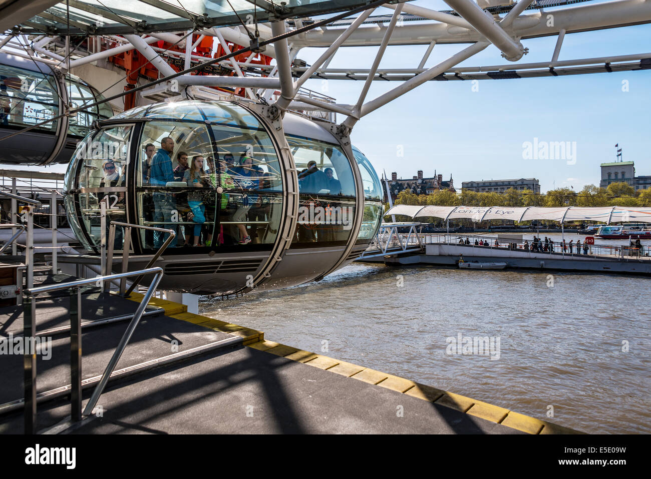 Les passagers se terminant leur voyage sur le London Eye, une grande roue sur la rive sud de la Tamise à Londres Banque D'Images